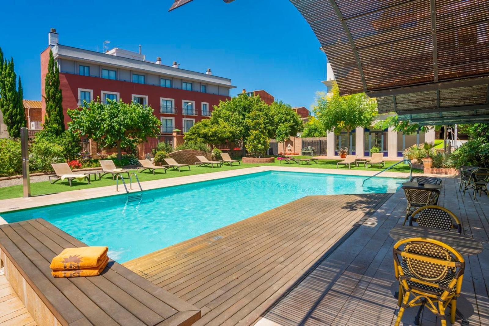 Apartaments Suites Sant Jordi Montbrio del Camp Bagian luar foto