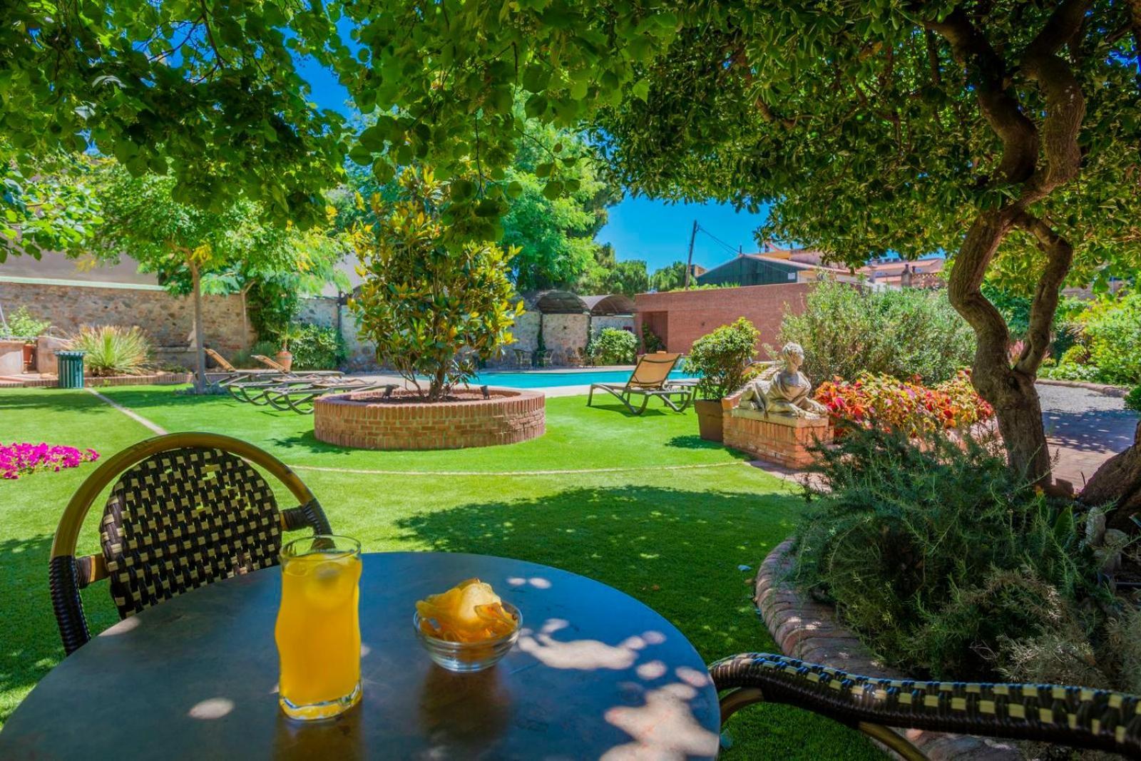 Apartaments Suites Sant Jordi Montbrio del Camp Bagian luar foto