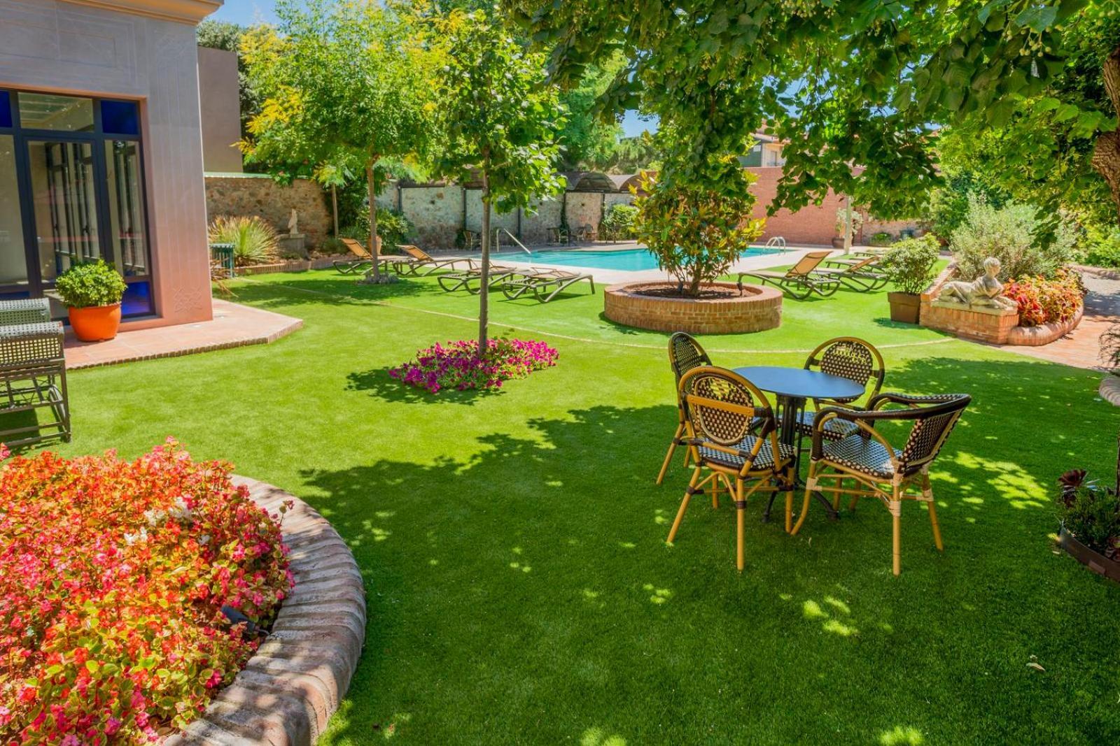 Apartaments Suites Sant Jordi Montbrio del Camp Bagian luar foto