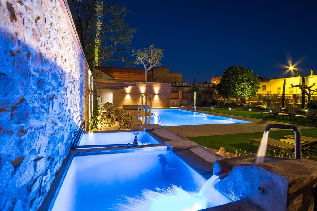 Apartaments Suites Sant Jordi Montbrio del Camp Bagian luar foto
