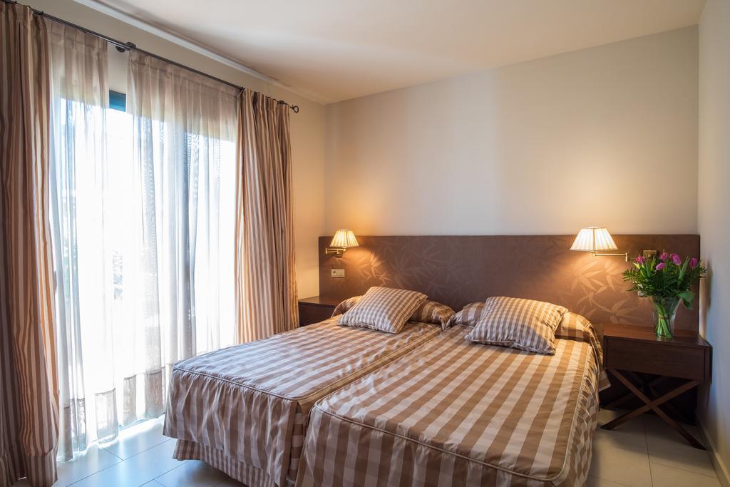 Apartaments Suites Sant Jordi Montbrio del Camp Bagian luar foto