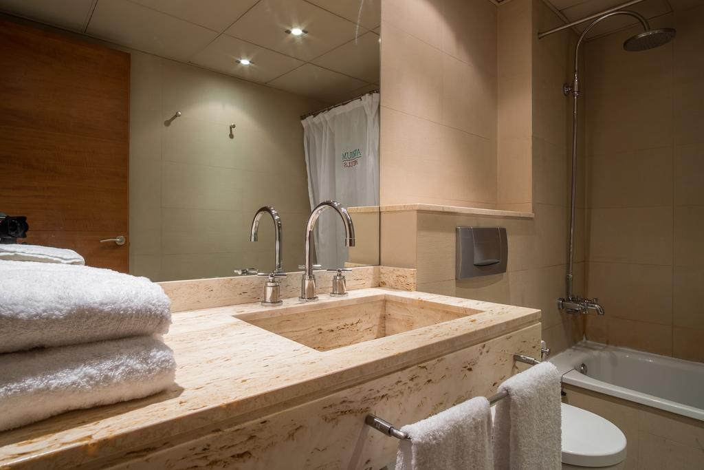 Apartaments Suites Sant Jordi Montbrio del Camp Bagian luar foto