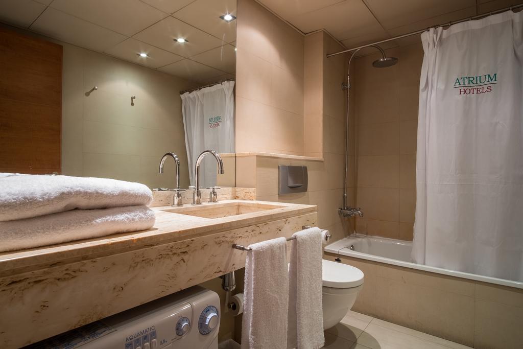 Apartaments Suites Sant Jordi Montbrio del Camp Bagian luar foto