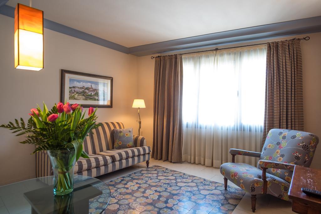 Apartaments Suites Sant Jordi Montbrio del Camp Bagian luar foto