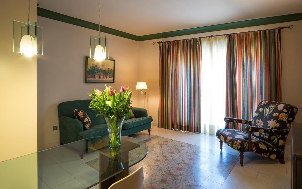 Apartaments Suites Sant Jordi Montbrio del Camp Bagian luar foto