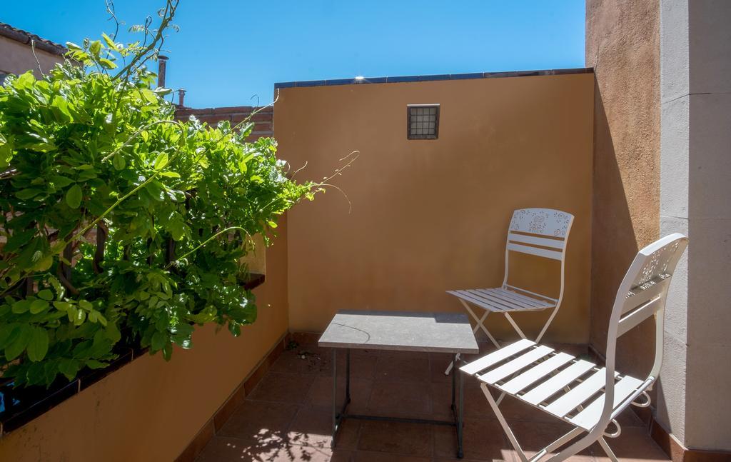 Apartaments Suites Sant Jordi Montbrio del Camp Bagian luar foto