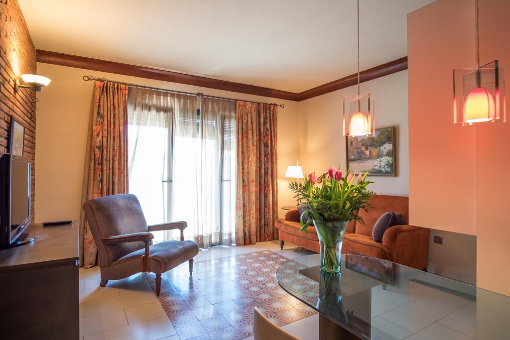 Apartaments Suites Sant Jordi Montbrio del Camp Bagian luar foto
