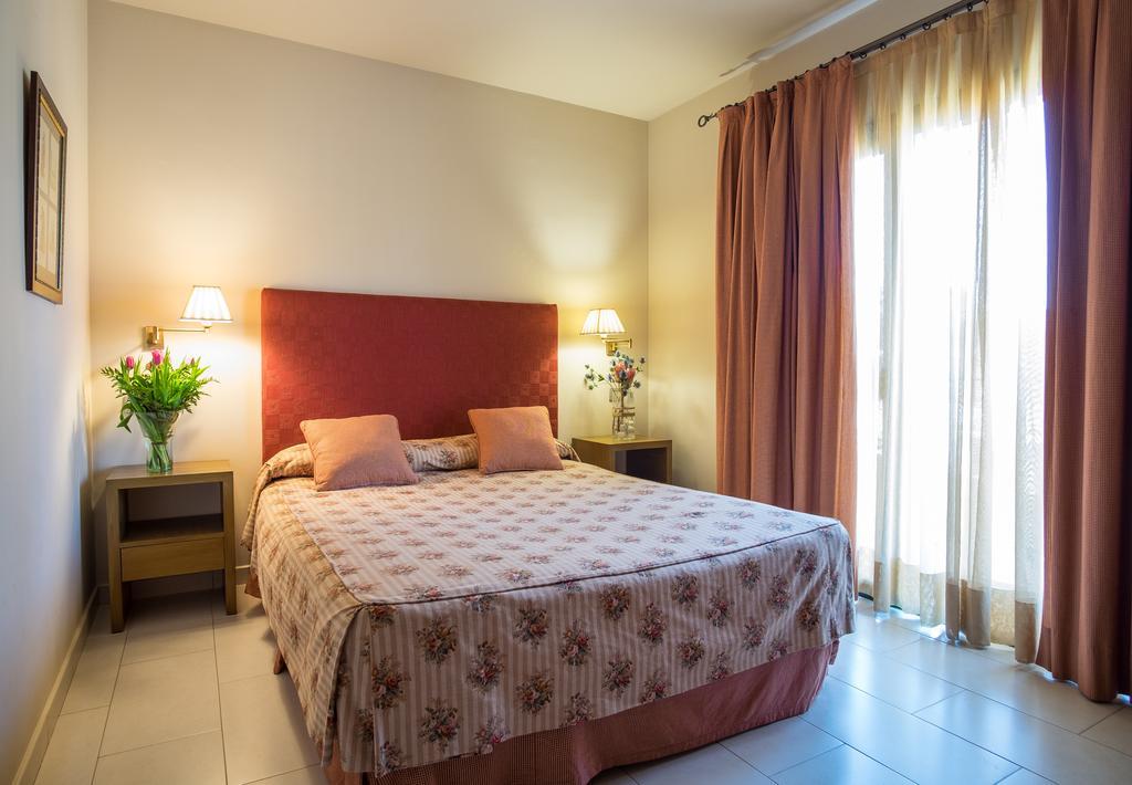 Apartaments Suites Sant Jordi Montbrio del Camp Bagian luar foto