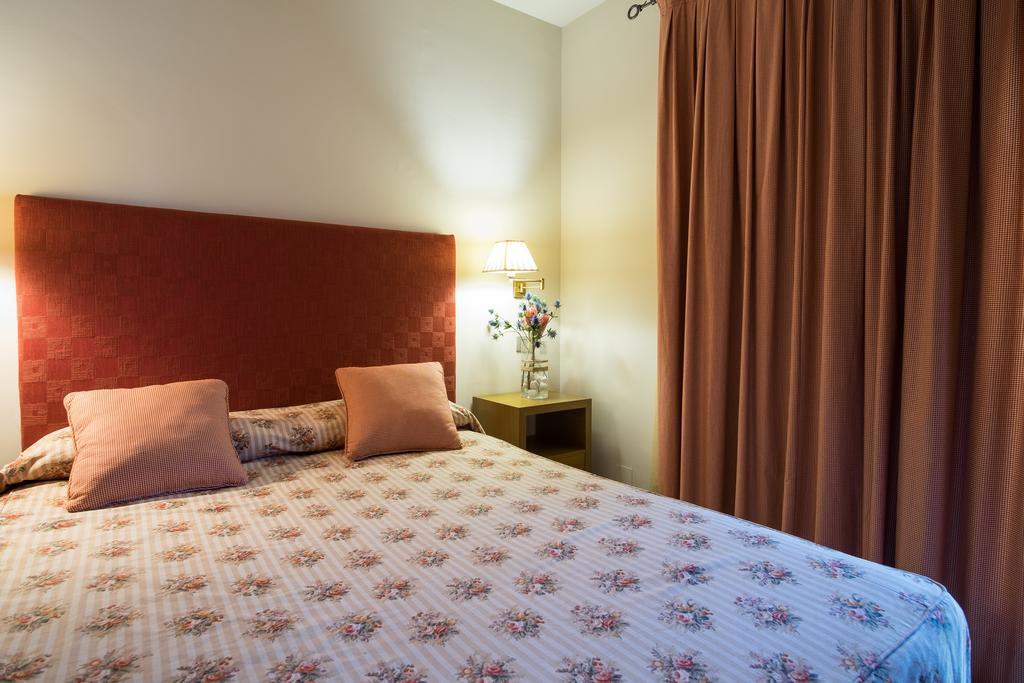 Apartaments Suites Sant Jordi Montbrio del Camp Bagian luar foto