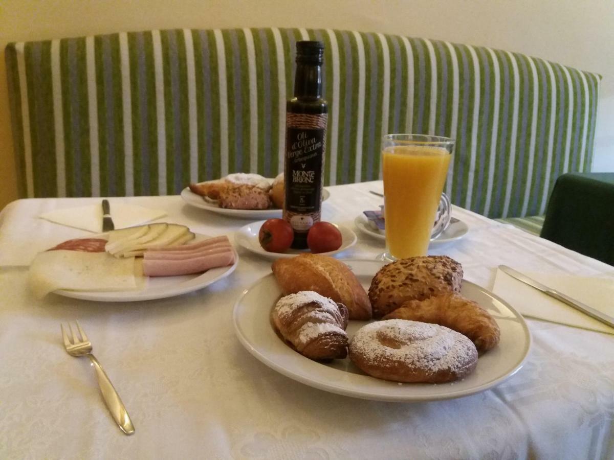 Apartaments Suites Sant Jordi Montbrio del Camp Bagian luar foto