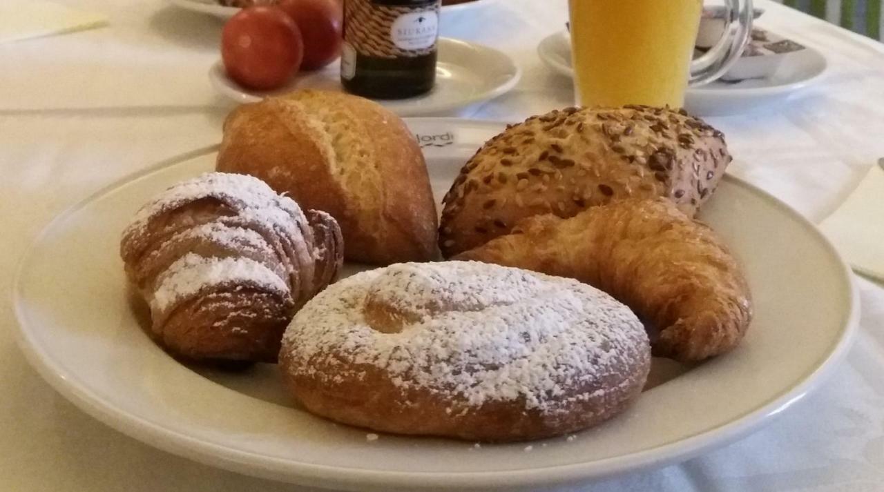 Apartaments Suites Sant Jordi Montbrio del Camp Bagian luar foto